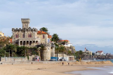 ESTORİL, LISBON, PORTUGAL - 30 Ekim 2015: Atlantik Okyanusu Estoril 'de fırtınalı bir günde liman, Portekiz' in Cascais şehrinde bulunan eski bir sivil cemaattir.
