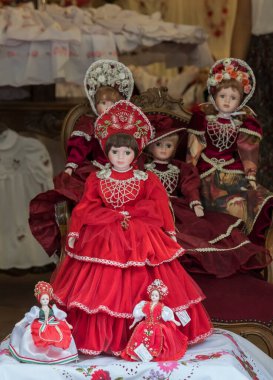 Budapeşte, Macaristan - 24 Nisan 2018: Geleneksel olarak mağaza vitrininde giydirilmiş bebekler