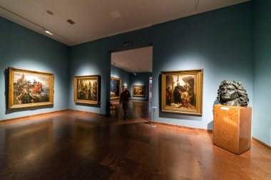 Tarihi binadaki sanat galerisinin içi