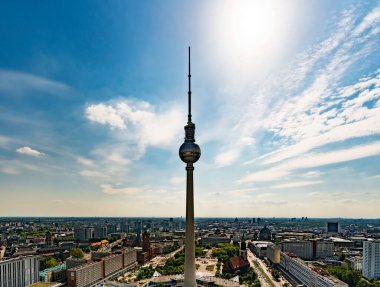 Berlin şehrinin gökyüzü gökyüzü ve gökyüzü manzarası