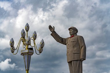 Mao Zedong heykeli ve arka planda lamba