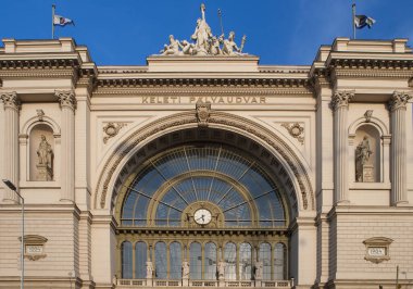 Madrid şehrinin binasının ön cephesi.