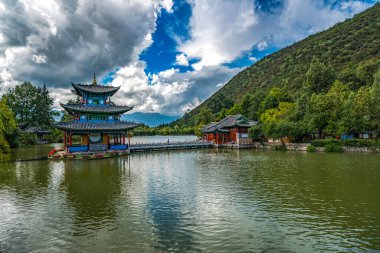 Tapınağın, nehrin ve dağların güzel turistik mekanı