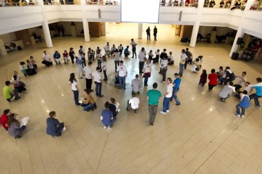 Bir grup insan bina içinde.