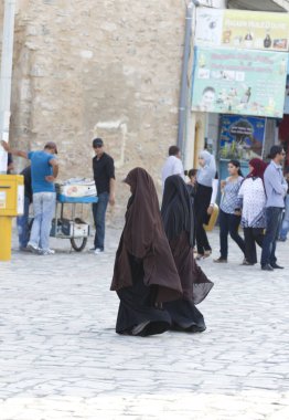 Sokakta yürüyen insanlar