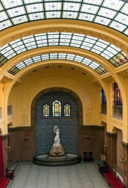 BUDAPEST, HUNGARY - 4 Kasım 2017: Yeni sanat tarzında popüler bir termal banyo olan Gellert Spa and Bath 'ın giriş salonu, 1918' den beri açıldı..