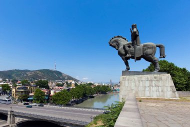 TBILISI, GEORGIA - 18 Temmuz 2015: Tiflis 'in yeni bölümünün Metekhi kilisesinden görüntüsü.