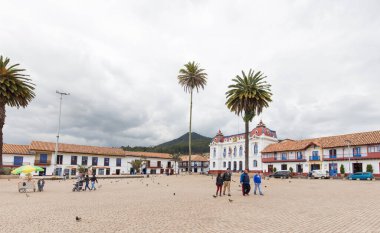 ZIPAQUIRA, COLOMBIA - 22 Ekim 2015: Zipaquira 'nın ana meydanı. Kasaba öncelikle tuz katedrali olarak bilinir. Bir tünelde tuz deposu içine inşa edilmiş bir yeraltı kilisesi..