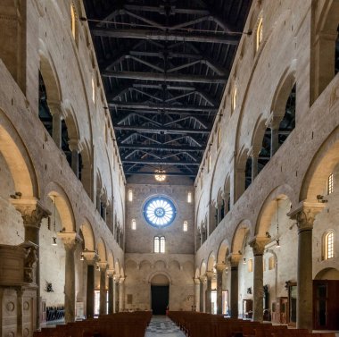 Bari, İtalya - 4 Haziran 2017: Saint Nicholas Bazilikası 1087 ve 1197 yılları arasında inşa edilmiştir. Avrupa ve Hristiyan dünyasında geniş bir dini öneme sahiptir..