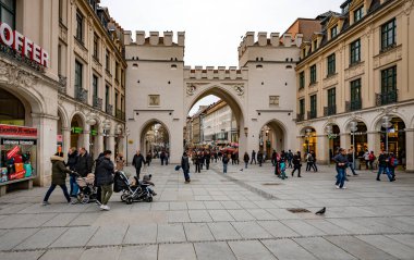 Prag 'da tepeden manzaralı eski bir kasaba.