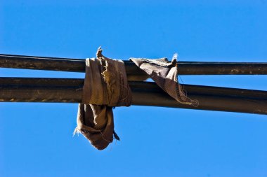 Bir evin çatısında kuş yemliği