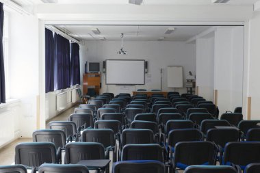 Koltukları ve penceresi olan boş konferans odası