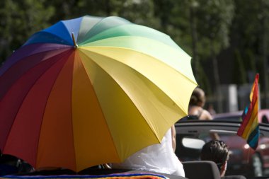 BUDAPEST, HUNGARY - 8 Temmuz 2017: Kimliği belirsiz insanlar LGBT haklarını desteklemek için 22. Budapeşte Gay Onur Yürüyüşüne katıldılar.