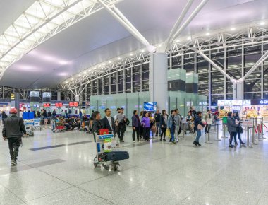 Modern havaalanı terminalinin içi