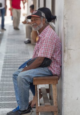 CARTAGENA, COLOMBIA - 29 Ekim 2015: Cartagena şehir merkezinde kimliği belirsiz insanlar. Kolombiya 'nın en büyük beşinci şehri ve Barranquilla' dan sonra bölgenin en büyük ikinci şehridir..