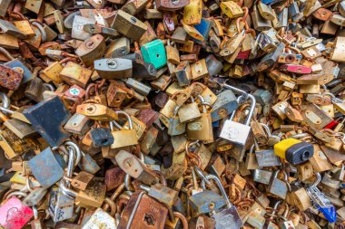 Köprüdeki asma kilitler