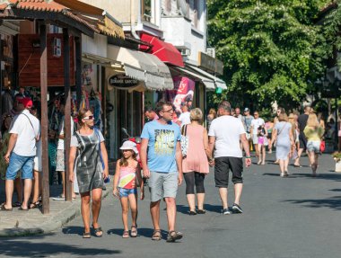 NESSEBAR, BULGARIA - 20 Temmuz 2016: Eski kasabadaki insanlar. Site, Antik Nesebar Kenti UNESCO Dünya Mirası Alanının bir bölümünü oluşturuyor..