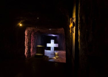 ZIPAQUIRA, COLOMBIA - 22 Ekim 2015: Yeraltı tuz katedralindeki şapel Zipaquira çok renkli tünellerde bir madenden inşa edildi.
