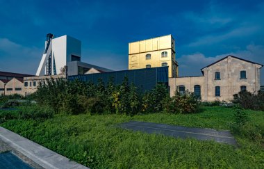 Yeşil çimenleri ve mavi gökyüzü olan modern bina