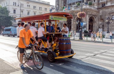 Şehirdeki yaşlı adam.