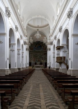Kilisenin merkezindeki St. George Katedrali 'nin içinde.