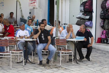 Bir grup insan şehirde toplantı yapıyor.