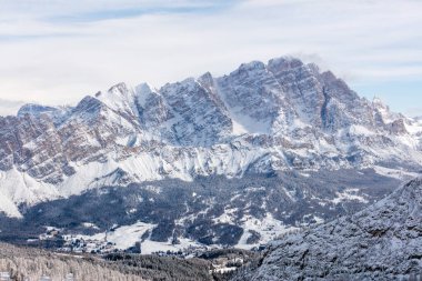 Alplerdeki dağların manzarası