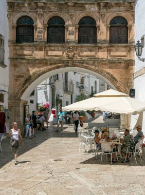 Puglia, İtalya 'daki Ostuni Caddesi.