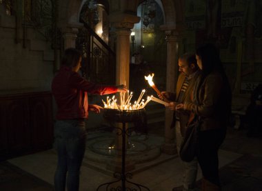 Genç adam, geleneksel ahşap odanın içinde.