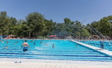 Parkta yüzme havuzu