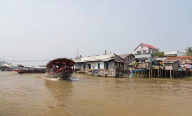 Nehirde balıkçı tekneleri