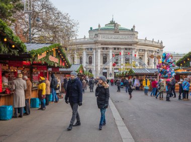 VİANNA, AUSTRIA - 19 Aralık 2019 İnsanlar Avustralya 'nın başkentindeki yıllık Noel pazarını ziyaret ediyor. 