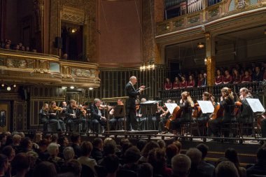 Konser salonunda müzik konseri