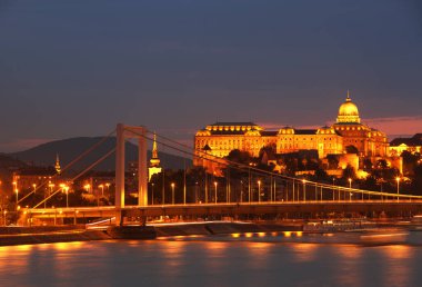 Budapeşte, hungary-Eylül 2014: Tuna Nehri 'ndeki parlamento köprüsü.