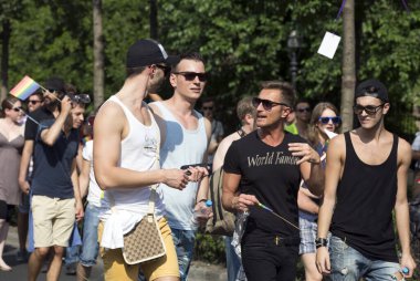 BUDAPEST, HUNGARY - 6 Temmuz 2013 'te Budapeşte, Macaristan' da LGBT (lezbiyen, gey, biseksüel ve transseksüel) haklarını desteklemek için düzenlenen Eşcinsel Onur Yürüyüşüne kimliği belirsiz kişiler katıldı..