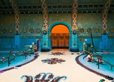 BUDAPEST, HUNGARY - NOVEMBER 4, 2017: Gellert Spa and Bath 'ın içi, sanat Nouveau stilinde popüler bir termal banyo, 1918 yılından beri açıktır.