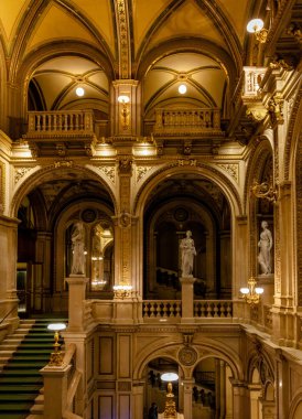 Vienna, AUSTRIA - 30 Kasım 2016: Viyana Devlet Opera Evi. Wiener Staatsoper yılda yaklaşık 300 gösteride 50-70 opera ve bale sahnelemektedir.. 