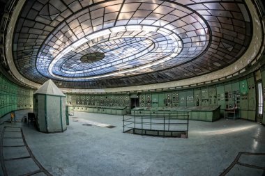 BUDAPEST, HUNGARY - 2 Aralık 2016: Terk edilmiş bir elektrik santralinin kontrol odası, Budapeşte 'de ilk olarak 1910 yılında açıldı.