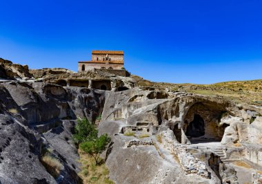 UPLISTSIKHE, GEORGIA - 18 Temmuz 2015: Gori yakınlarındaki Uplistsikhe mağara kasabası. Uplistsikhe, arkeologlar tarafından Gürcistan 'ın en eski kentsel yerleşimlerinden biri olarak tanımlanıyor..