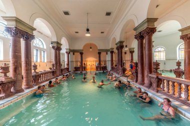 Budapeşte, Macaristan 16 Ekim 2017: Macaristan 'ın Budapeşte kentinde Szechenyi hamamlarının içi. Avrupa 'nın en büyük termal banyo kompleksi..