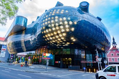 Graz, Avusturya - 2 Mayıs 2014: Grazer Kunsthaus, veya Graz Sanat Müzesi 2003 yılında Avrupa Kültür Başkenti kutlamalarının bir parçası olarak inşa edildi ve o zamandan beri Graz 'da mimari bir dönüm noktası haline geldi..