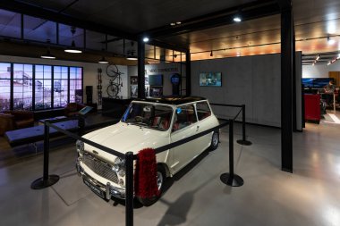 Münih, Almanya - 17 Mart 2018: BMW Müzesinin içi. BMW Müzesi, Münih Olimpiyat Oyunları 'ndan kısa bir süre önce 1972 yılında kuruldu..