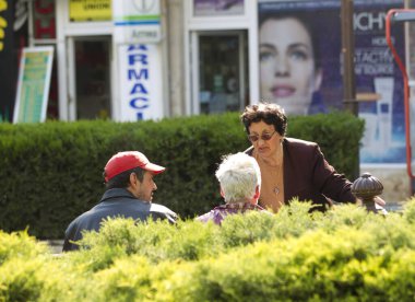 Genç çift bir köpeğe aşık.