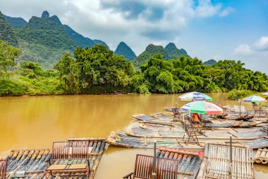 Vietnam 'daki nehir ve dağların güzel manzarası