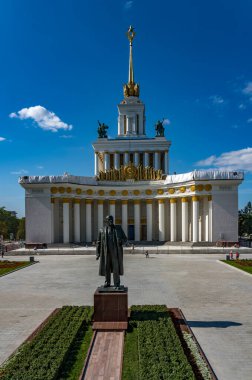 Aziz Petersburg şehrindeki İsa İmparatoru 'nun Vaftizci Heykeli.