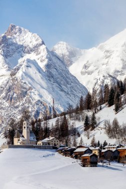 Karla kaplı dağlarla kaplı kış manzarası