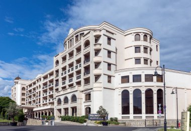 BURGAS, BULGARIA - 21 Temmuz 2016: 1959 yılında kurulan Primoretz Grand Hotel ve Spa, şehirdeki tek beş yıldızlı otel. Burgaz, Bulgaristan 'ın Karadeniz kıyısındaki ikinci büyük kenti oldu..