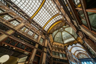 Budapeşte, Macaristan - 12 Haziran 2019: Hyatt Hotel 'in Parizsi Udvar (Parisian Passage) iç mekanı, Haziran 2019' da Macaristan 'ın Budapeşte kentinde açıldı.