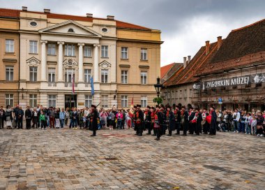Zagreb, Hırvatistan - 24 Eylül 2017: Hırvat başkentinin üst kasabasında gardiyanlar değişiyor