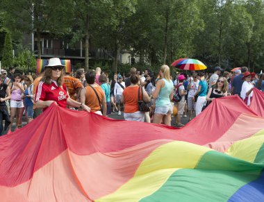 BUDAPEST, HUNGARY - 6 Temmuz 2013 'te Budapeşte, Macaristan' da LGBT (lezbiyen, gey, biseksüel ve transseksüel) haklarını desteklemek için düzenlenen Eşcinsel Onur Yürüyüşüne kimliği belirsiz kişiler katıldı..